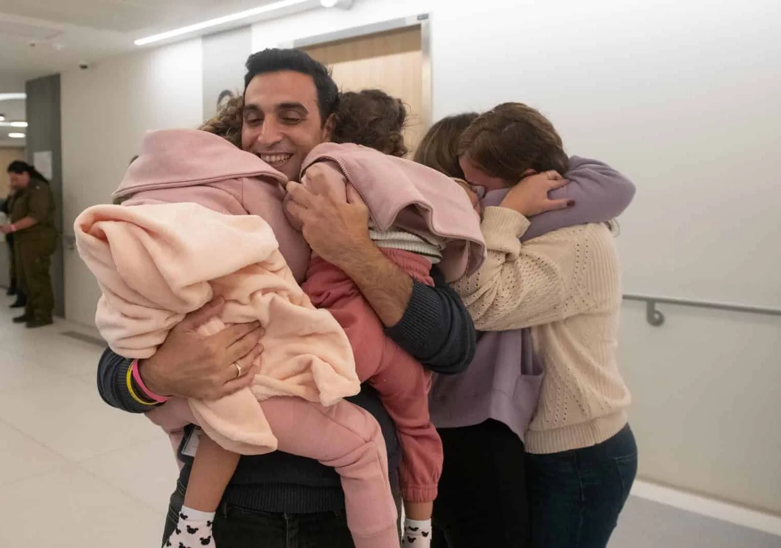 Israelenses libertados pelo Hamas reencontram seus familiares.