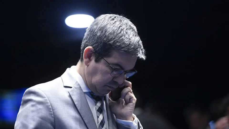 Líder do governo Lula, Randolfe Rodrigues quer passagens liberadas para ministros do governo e do STF