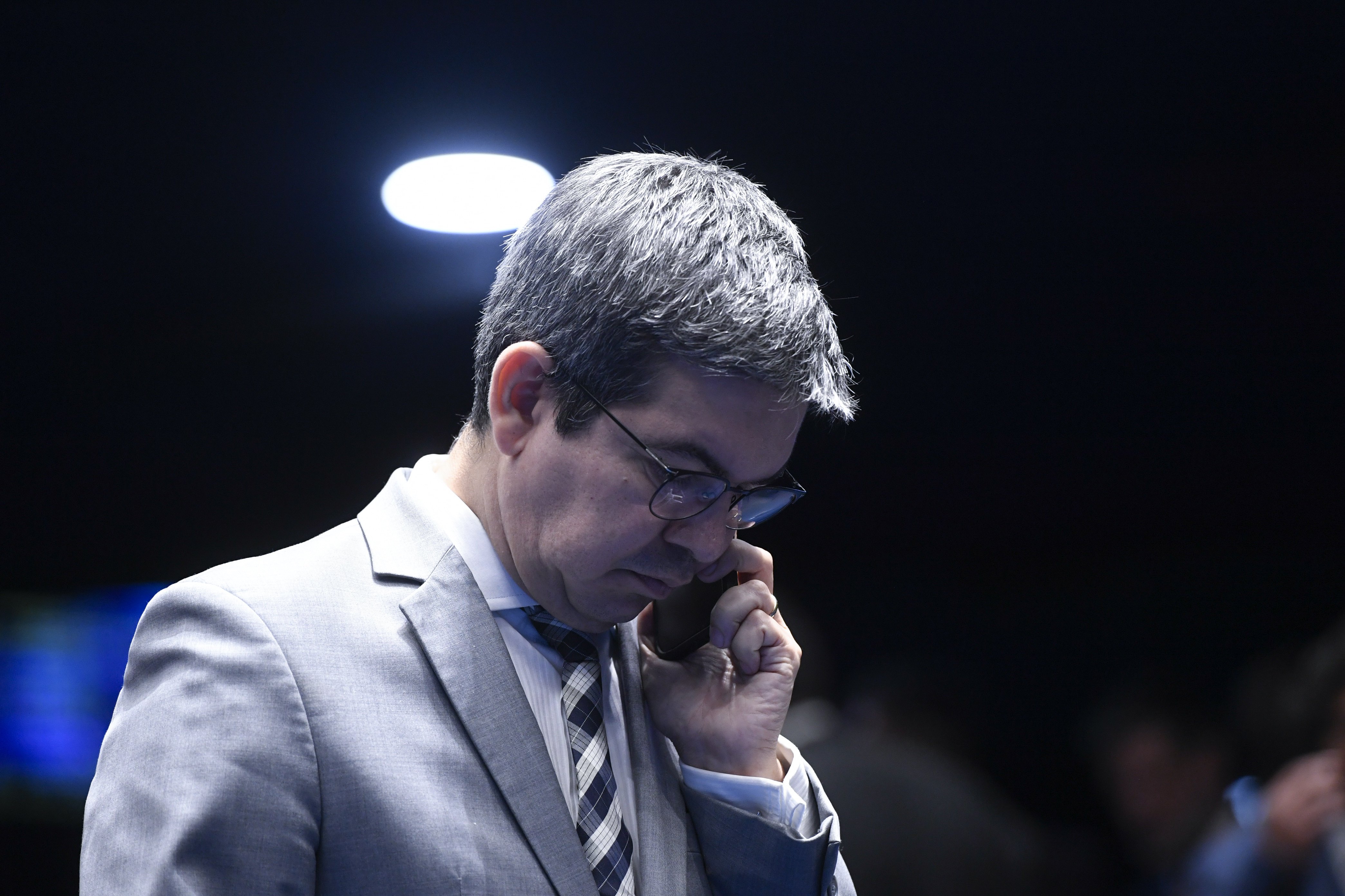 Líder do governo Lula, Randolfe Rodrigues quer passagens liberadas para ministros do governo e do STF