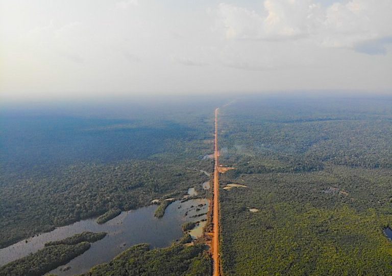 BR-319 tem mais de 900 quilômetros de extensão; boa parte da rodovia não é pavimentada.