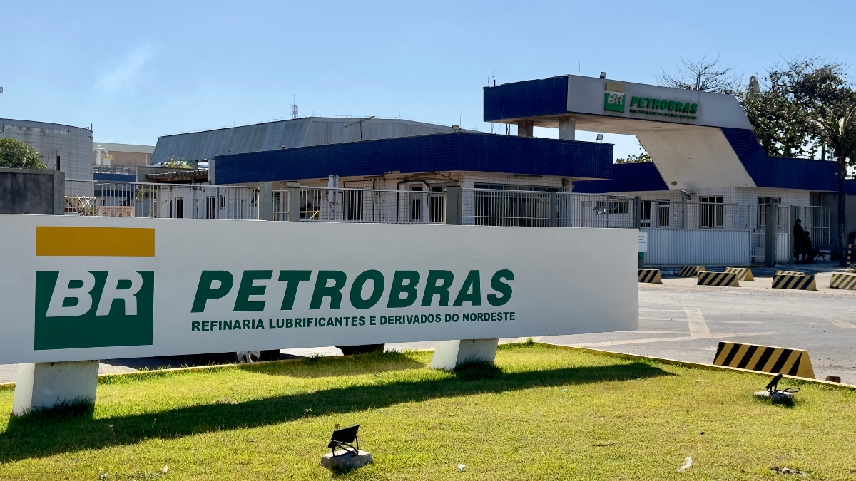 A Petrobras decidiu rescindir o contrato de venda da refinaria de asfalto e lubrificante do Ceará, mesmo após Cade ter aprovado a operação.