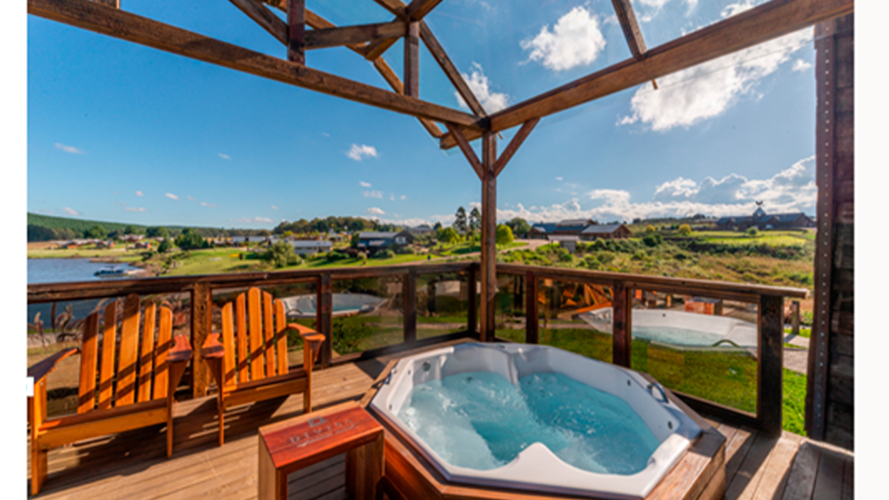 Resort possui acomodações com hidromassagem na área externa