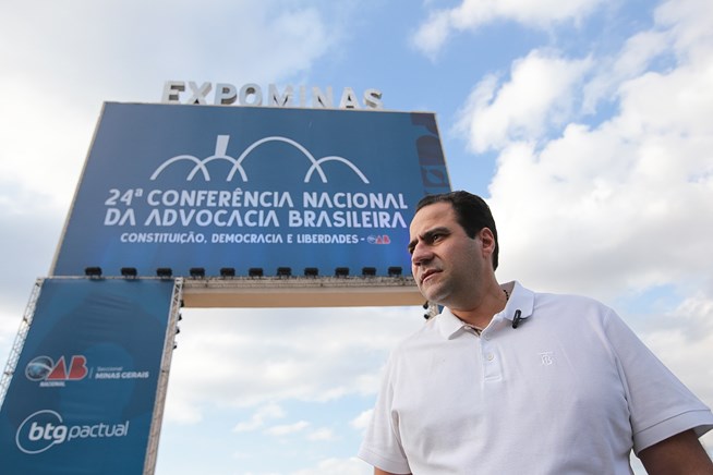 Em conferência nacional da OAB nesta segunda (27), presidente Beto Simonetti subiu o tom contra abusos do STF e foi ovacionado pelos advogados presentes