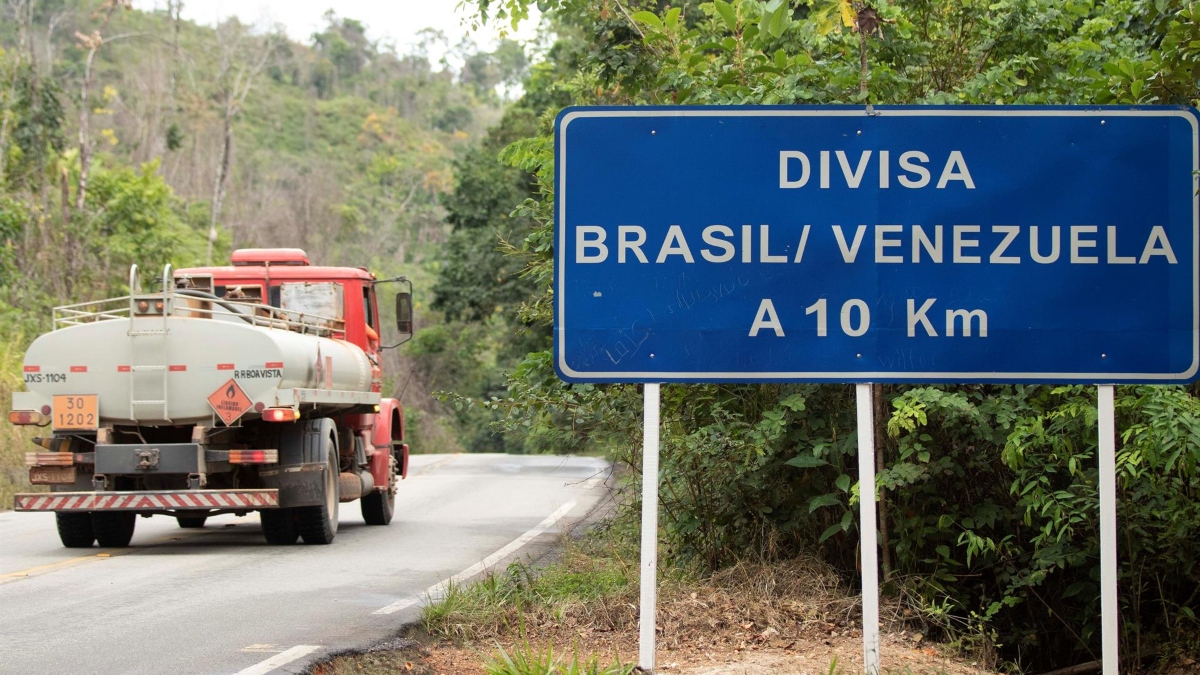 Região de fronteira em Pacaraima (RR). Segurança com militares ocorre após Maduro confirmar referendo para anexar parte da Guiana com grandes reservas de petróleo.