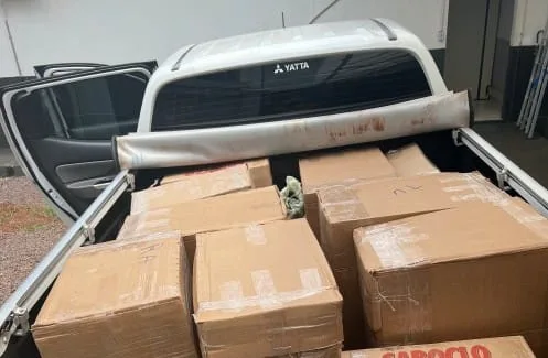 Carga oriunda de contrabando estava com delegado e passageiro em caminhonete descaracterizada da Polícia Civil do Paraná.