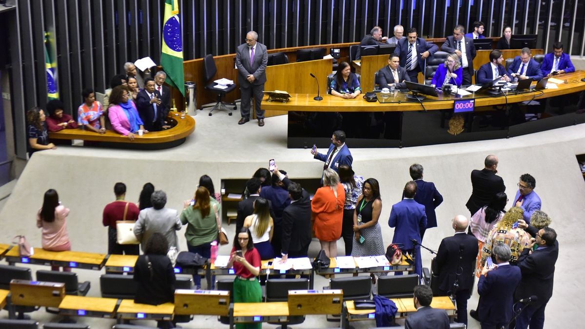 Votação foi realizada durante a madrugada sem a presença de Arthur Lira. Relator manteve texto aprovado no Senado e vai à sanção de Lula.