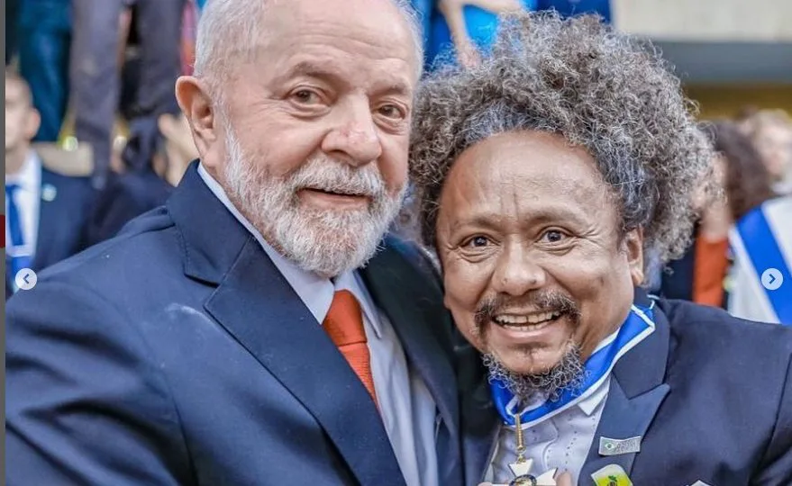 Foto postada pelo cantor Chico César, após receber homenagem de Lula.