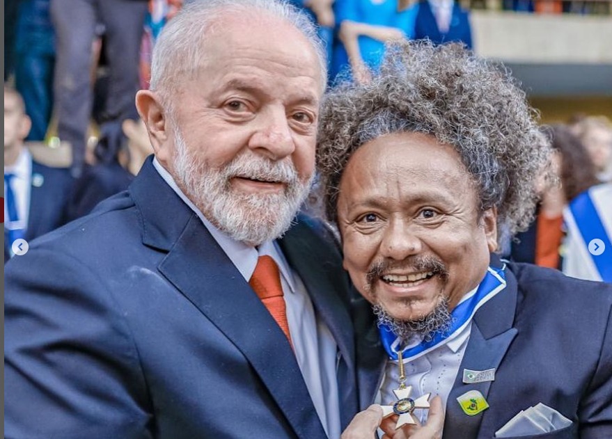 Foto postada pelo cantor Chico César, após receber homenagem de Lula.