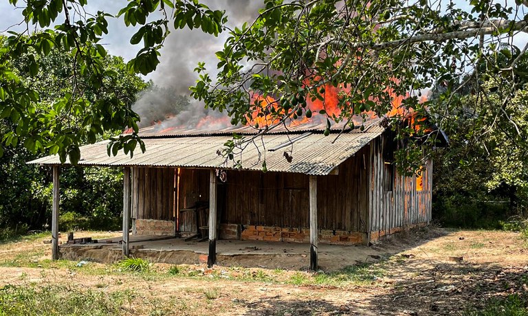 Operação de desintrusão queimou casa de não indígenas que viviam na Terra Indígena Apyterewa
