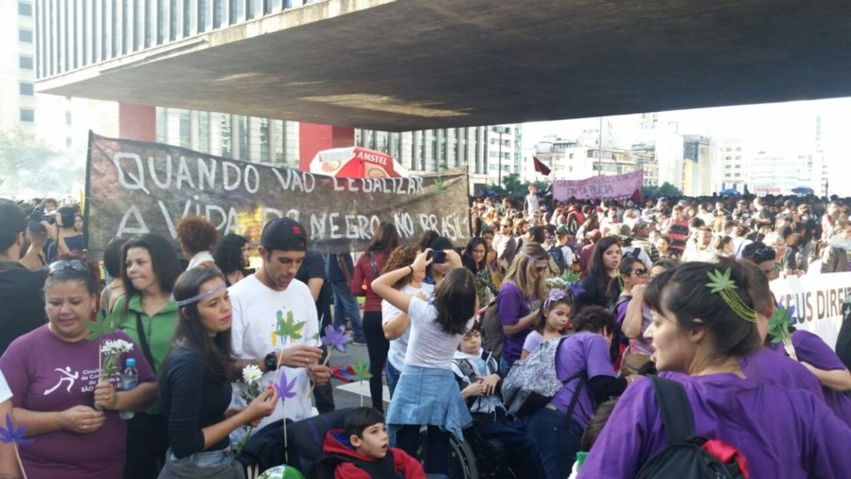 Manifestantes da "Marcha da Maconha" defendem a legalização da droga, em São Paulo.