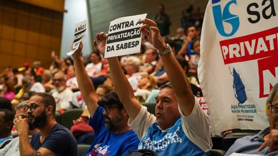 Partidos de esquerda e sindicatos prometem mais processos contra a privatização da Sabesp.