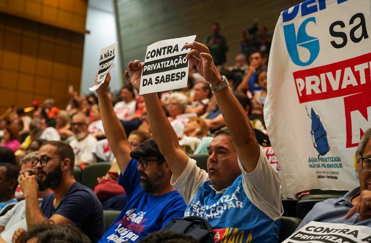 Partidos de esquerda e sindicatos prometem mais processos contra a privatização da Sabesp.