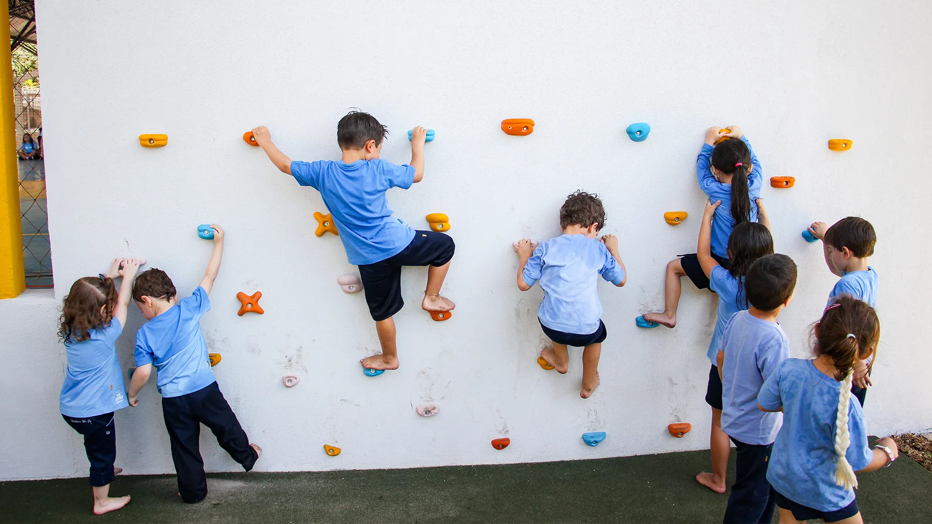 As crianças desenvolvem a capacidade de resolver problemas por meio das brincadeiras.