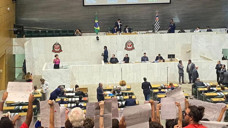 Sindicalistas e estudantes causam tumulto na votação da privatização da Sabesp.