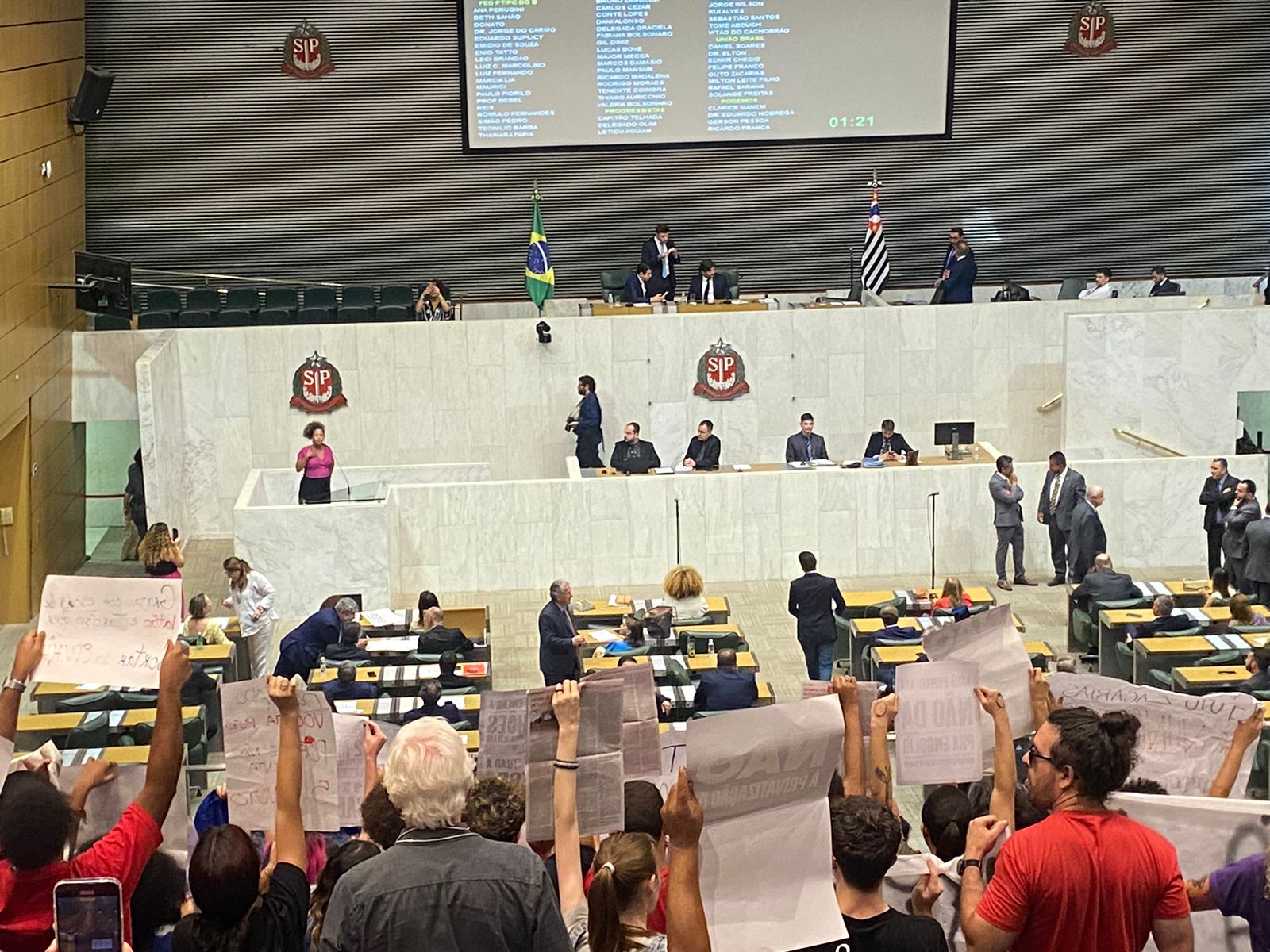 Sindicalistas e estudantes causam tumulto na votação da privatização da Sabesp.