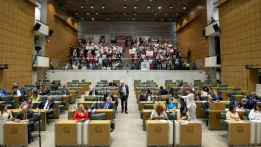 Deputados aguardam momento da votação sobre a privatização da Sabesp no plenário da Assembleia Legislativa (Alesp).