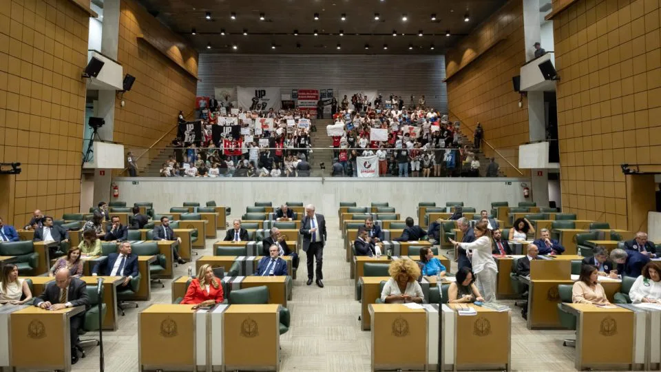 Deputados aguardam momento da votação sobre a privatização da Sabesp no plenário da Assembleia Legislativa (Alesp).