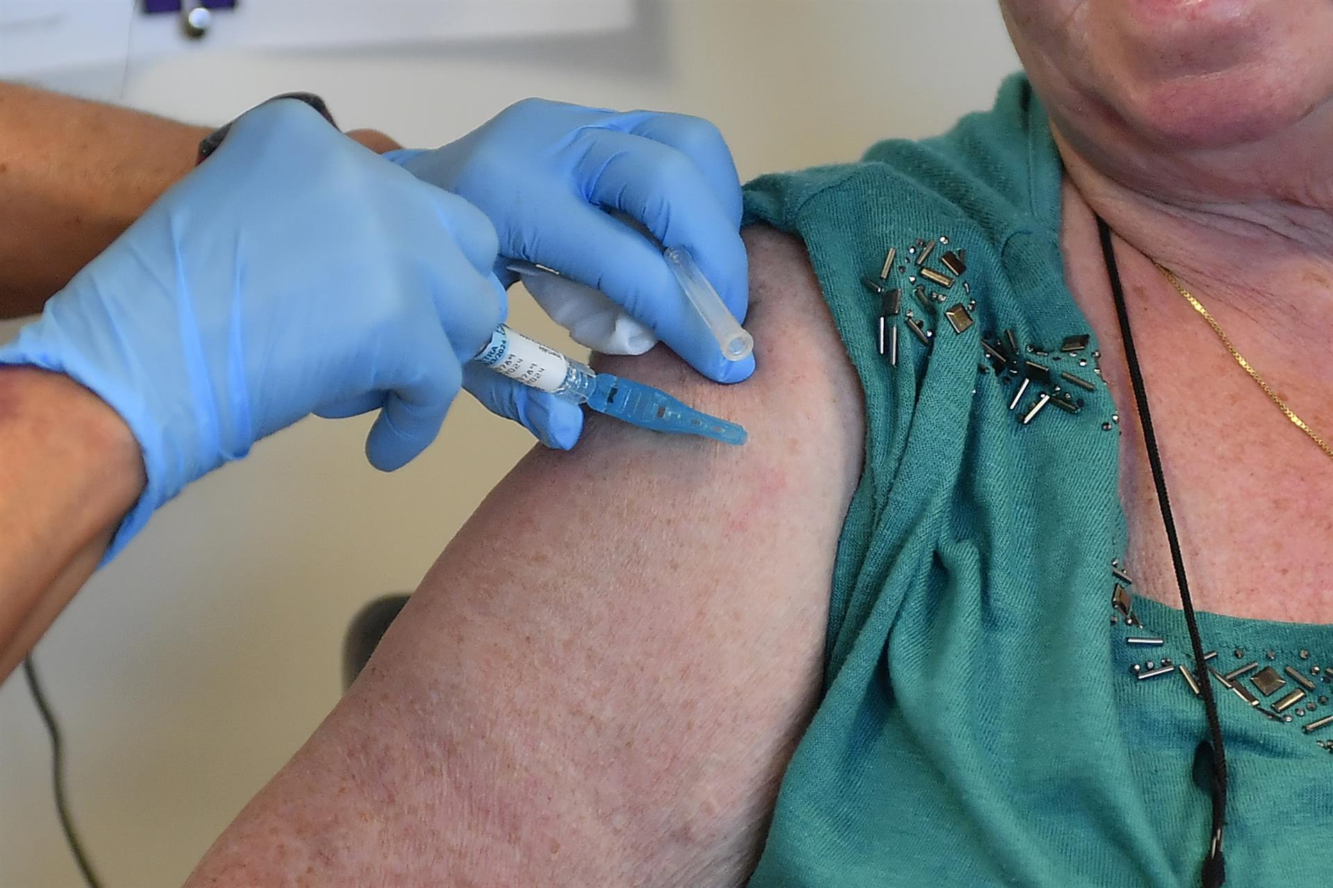 Pesquisadores de Cambridge, no Reino Unido, detectaram um efeito surpresa das vacinas de mRNA e propuseram uma solução na mesma publicação.