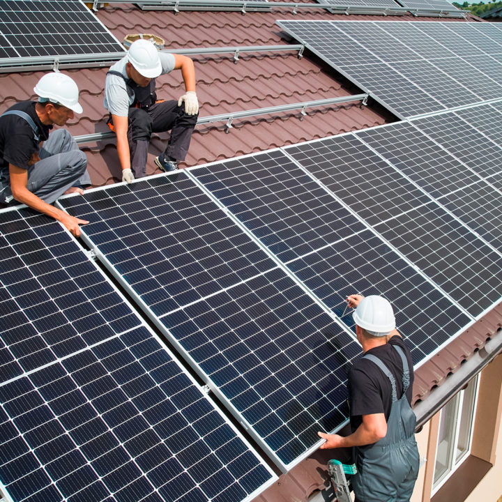 Instalação de painéis solares em telhado
