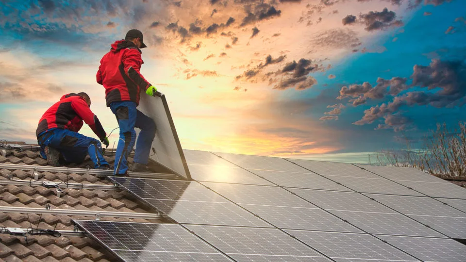 A energia solar fotovoltaica converte a luz solar captada pelos painéis solares em eletricidade