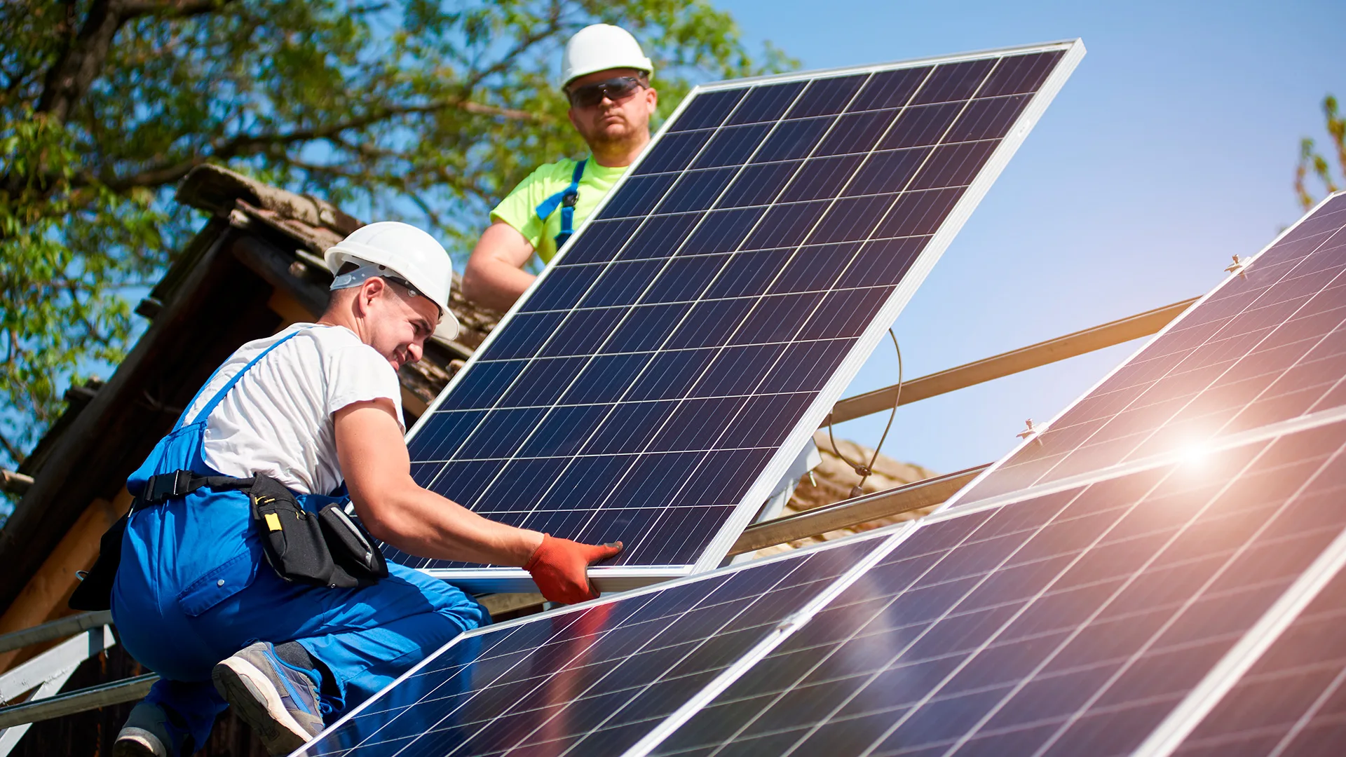 A instalação da energia solar deve ser feita por técnicos certificados