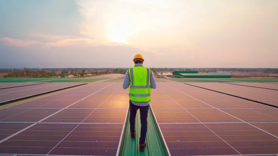 O Brasil possui cerca de 500 mil usinas de energia solar instaladas, sendo uma parte com geração distribuída e outra geração centralizada
