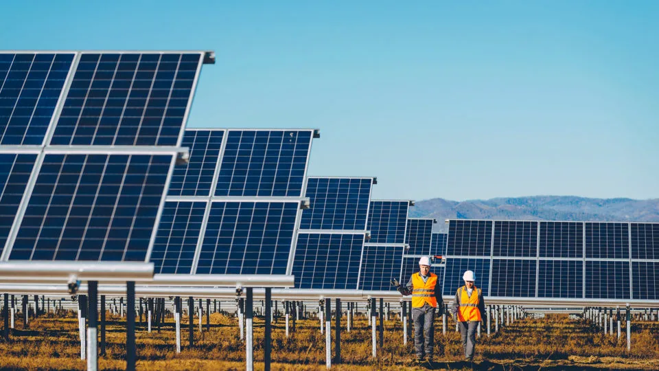 Além da usina solar fotovoltaica, que é a mais conhecida, há também a termosolar ou heliotérmica