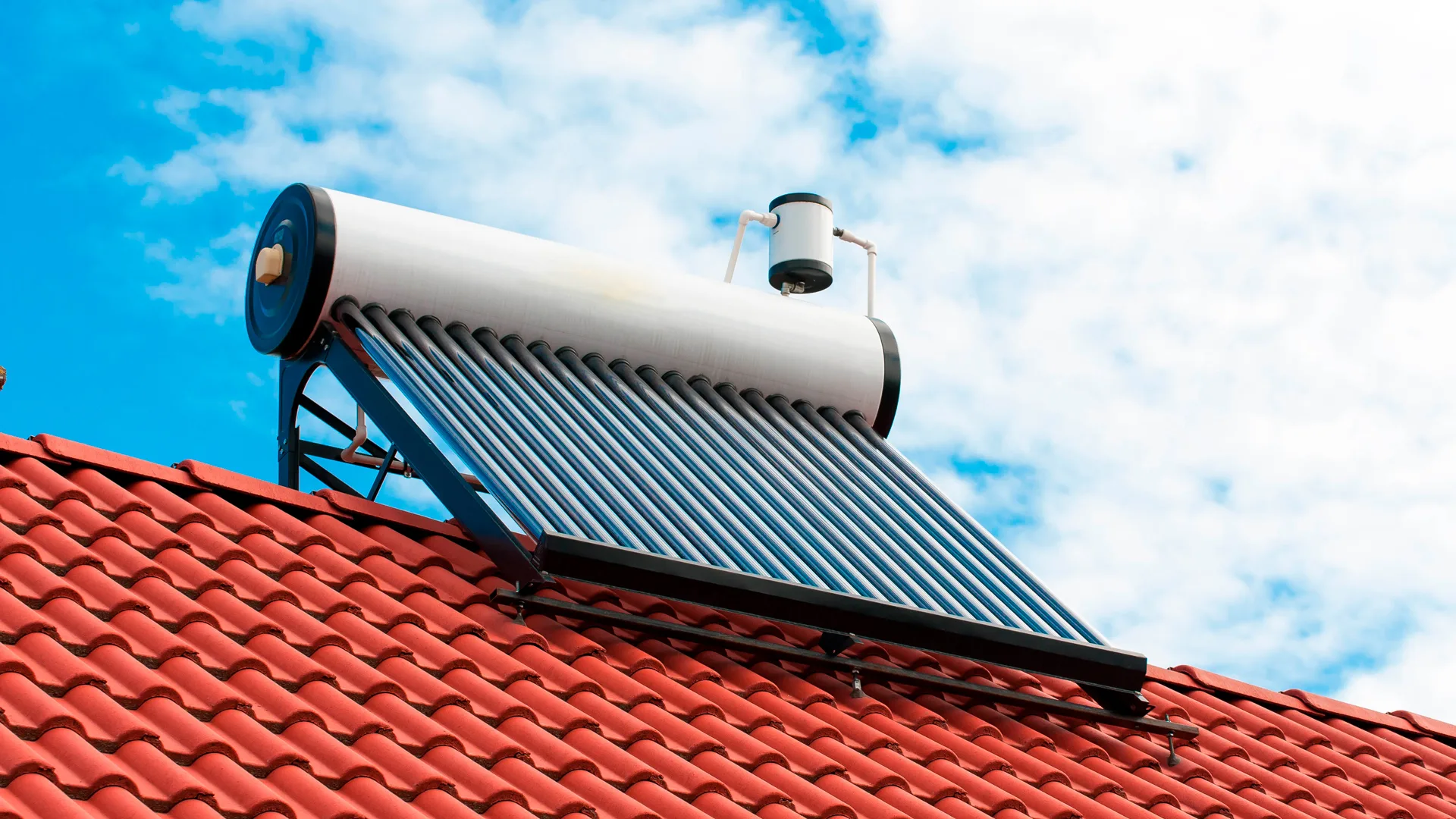 A energia solar térmica pode ser usada para aquecer a água usada em sua residência