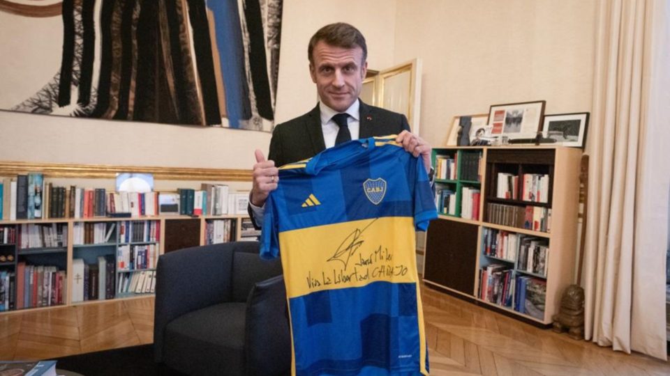 Esquerda critica Macron por posar com camisa autografada por Milei