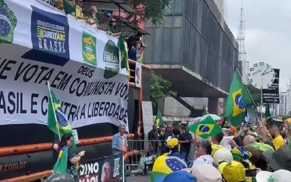 Centenas de manifestantes se concentram na Avenida Paulista para condenar a indicação do ministro Flávio Dino (Justiça) para o STF.