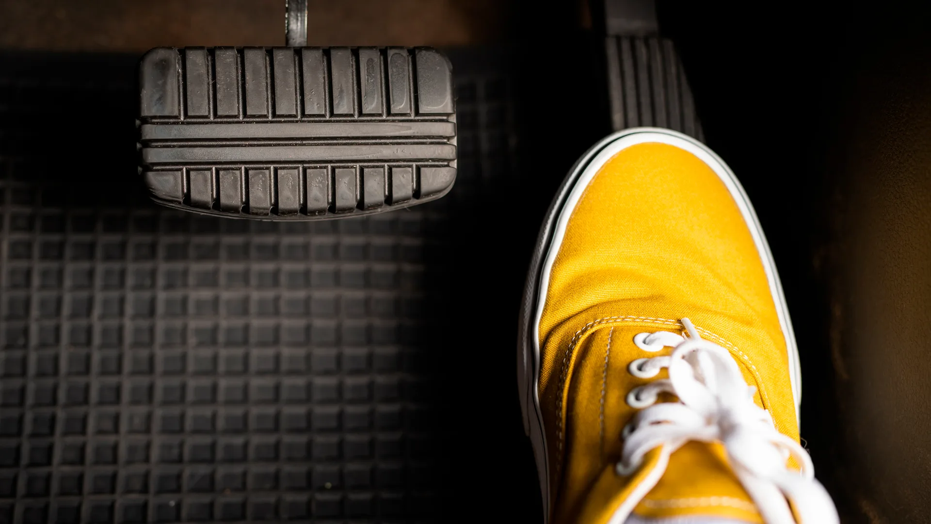 Pisar fundo pode gerar até a suspensão da carteira de motorista