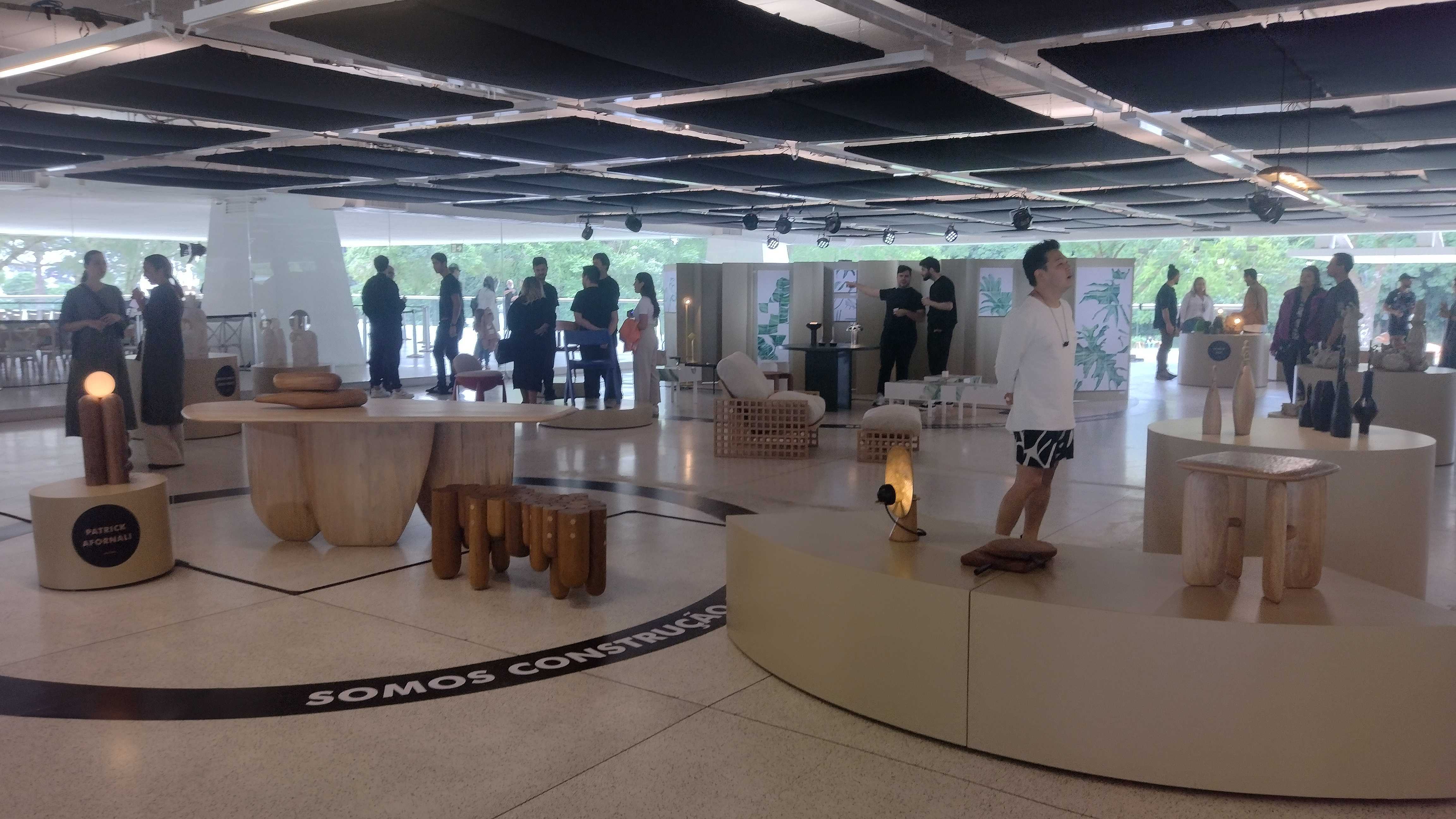 A exposição teve curadoria que optou pela valorização de características como a ancestralidade, as soluções provenientes da natureza e a intersecção entre o design e as manualidades. Todos os expositores que participaram do evento foram convidados pelas organizadoras e tiveram a oportunidade de passar o dia em contato direto com os visitantes.