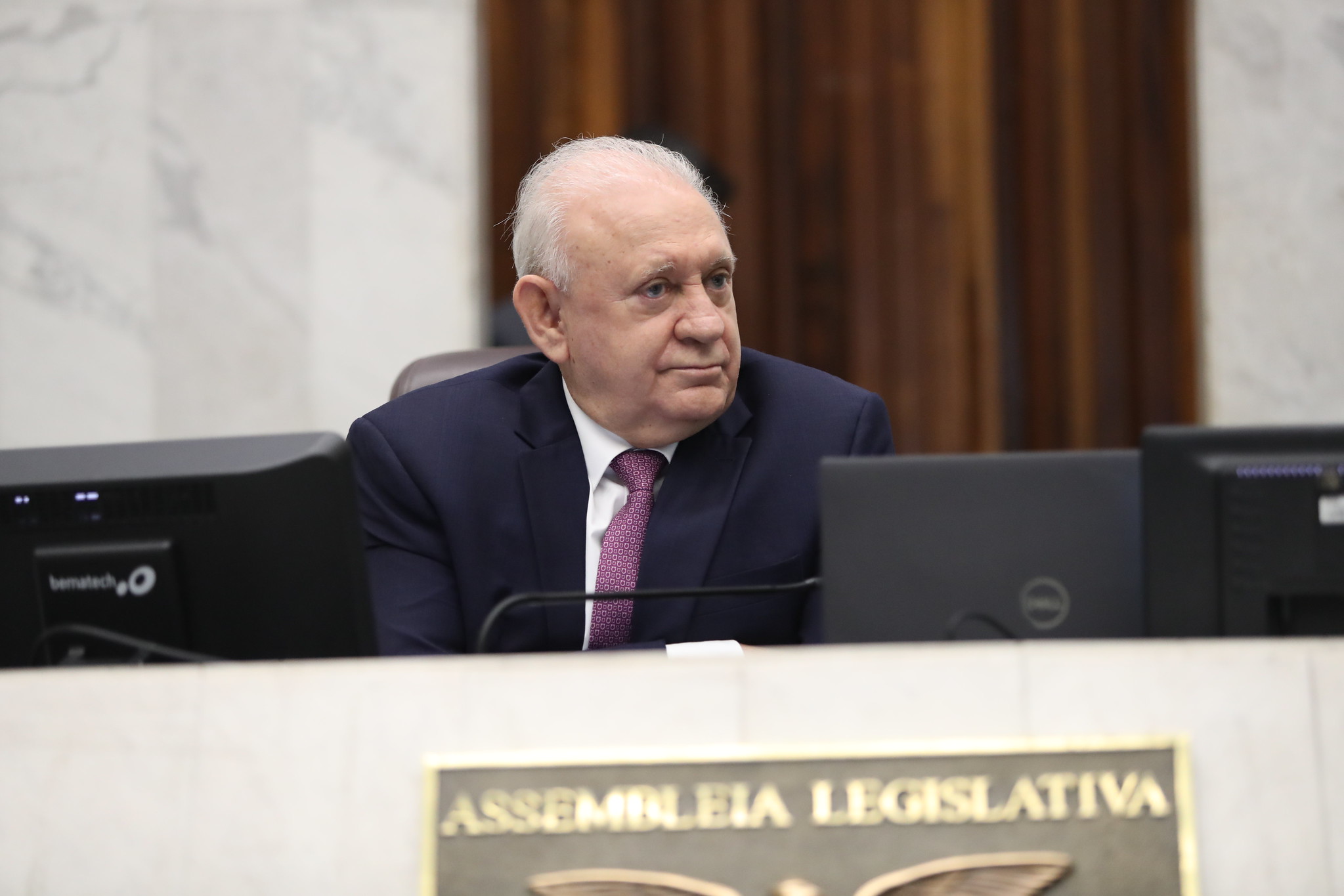 Projeto que beneficia servidores do MP em processos administrativos chega ao Legislativo paranaense durante escândalo de corrupção envolvendo Ademar Traiano (PSD)