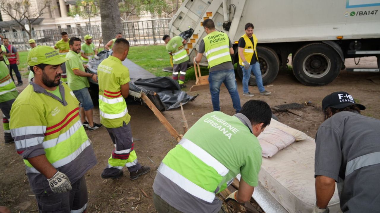 Indígenas ocupavam praça em Buenos Aires há quatro meses e foram retirados neste sábado (16)