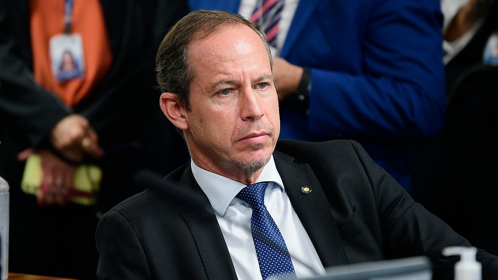 Senador apresentou projeto de lei para inutilizar aparelhos celulares imediatamente após registro da ocorrência.