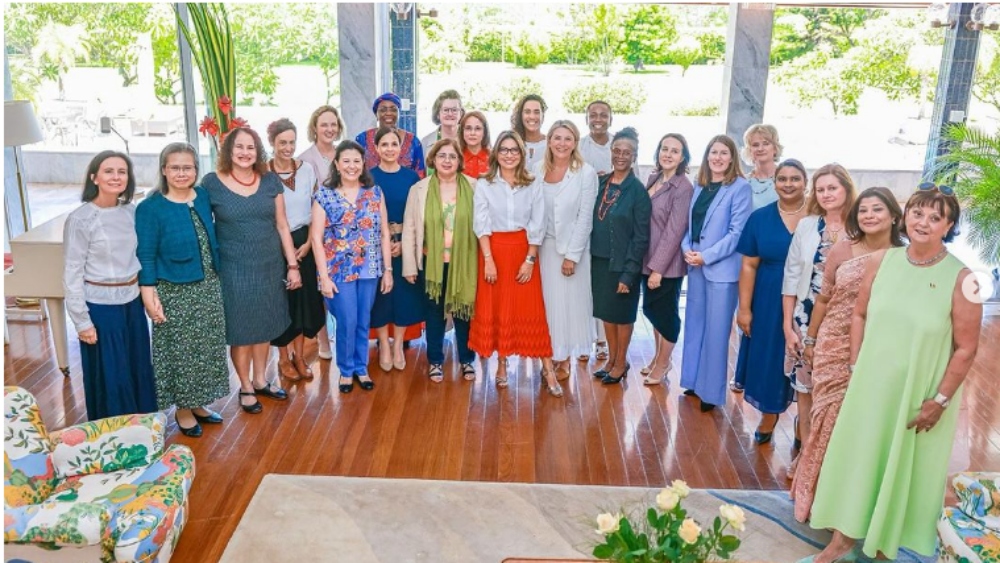 Almoço da primeira-dama em Brasília reuniu embaixadoras de 13 países e mais três ministras para discutirem projetos voltados à causa feminina.