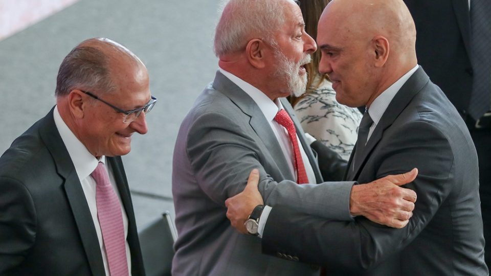 Com recorde de mortes, Alemanha se prepara para megaquarentena Com recorde de mortes, Alemanha se prepara para megaquarentena