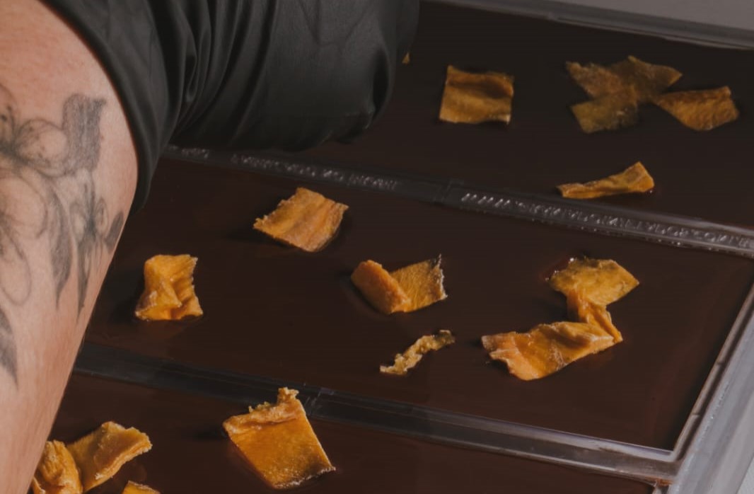 Chocolate intenso com manga, premiado no Academy of Chocolate 2023 Awards.