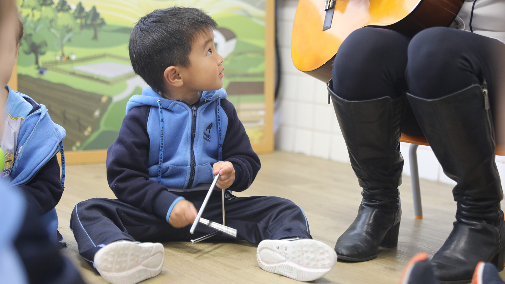 Crianças cantando juntas em ensaio de coral infantil