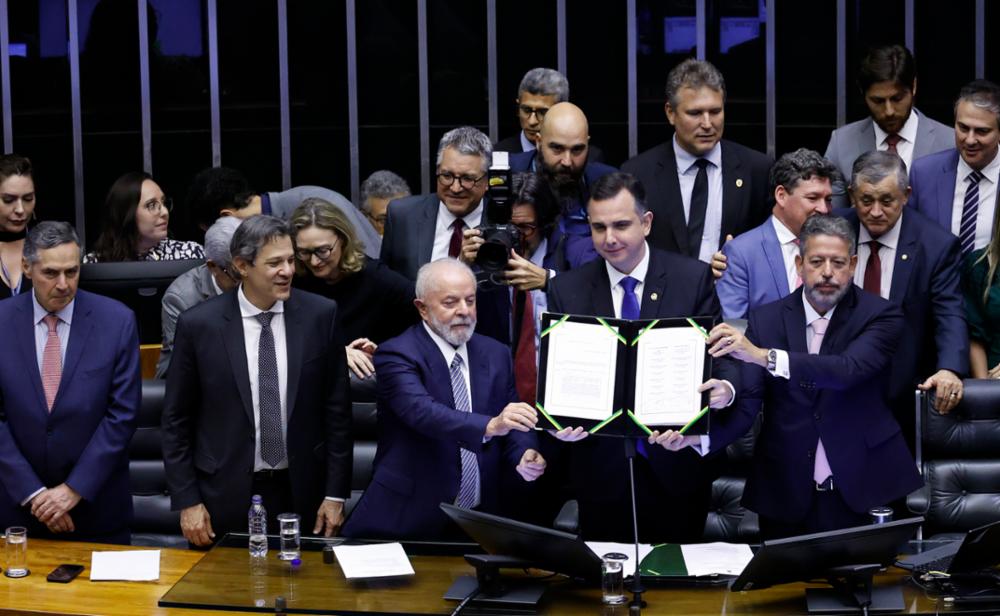 O presidente do Senado e do Congresso, Rodrigo Pacheco, recebe Lula e outras autoridades. Todos sob proteção.