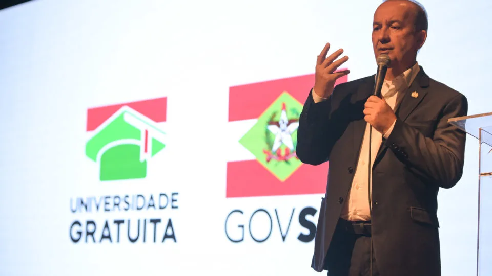 Ato de sanção do programa Universidade Gratuita, em 1º de agosto.