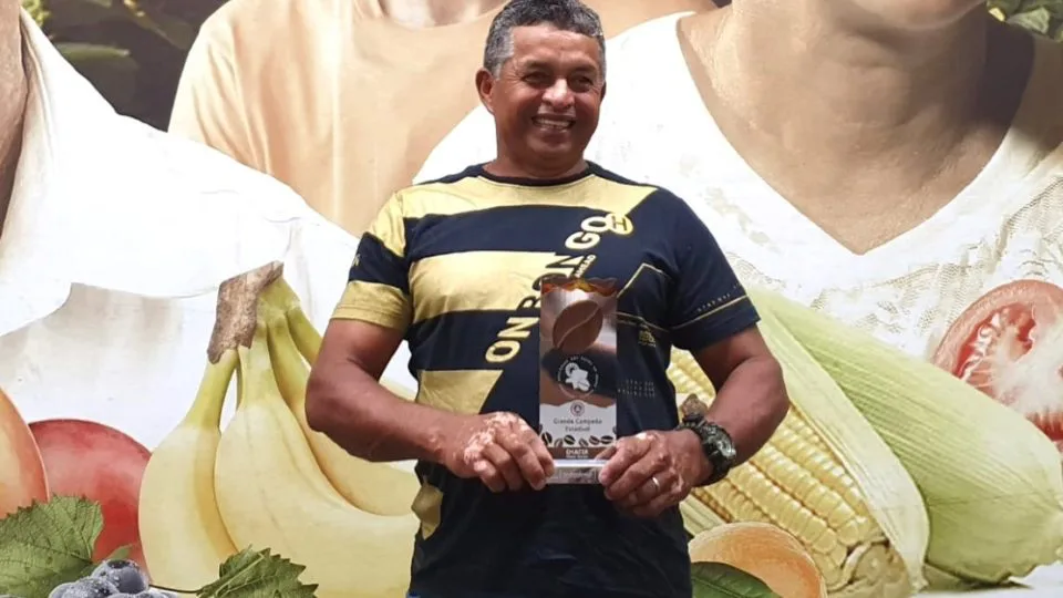 Agricultor de Sabará – cidade surpreendeu ao desbancar mais de 1.560 amostras de concorrentes de regiões com tradição no cultivo de cafés especiais.