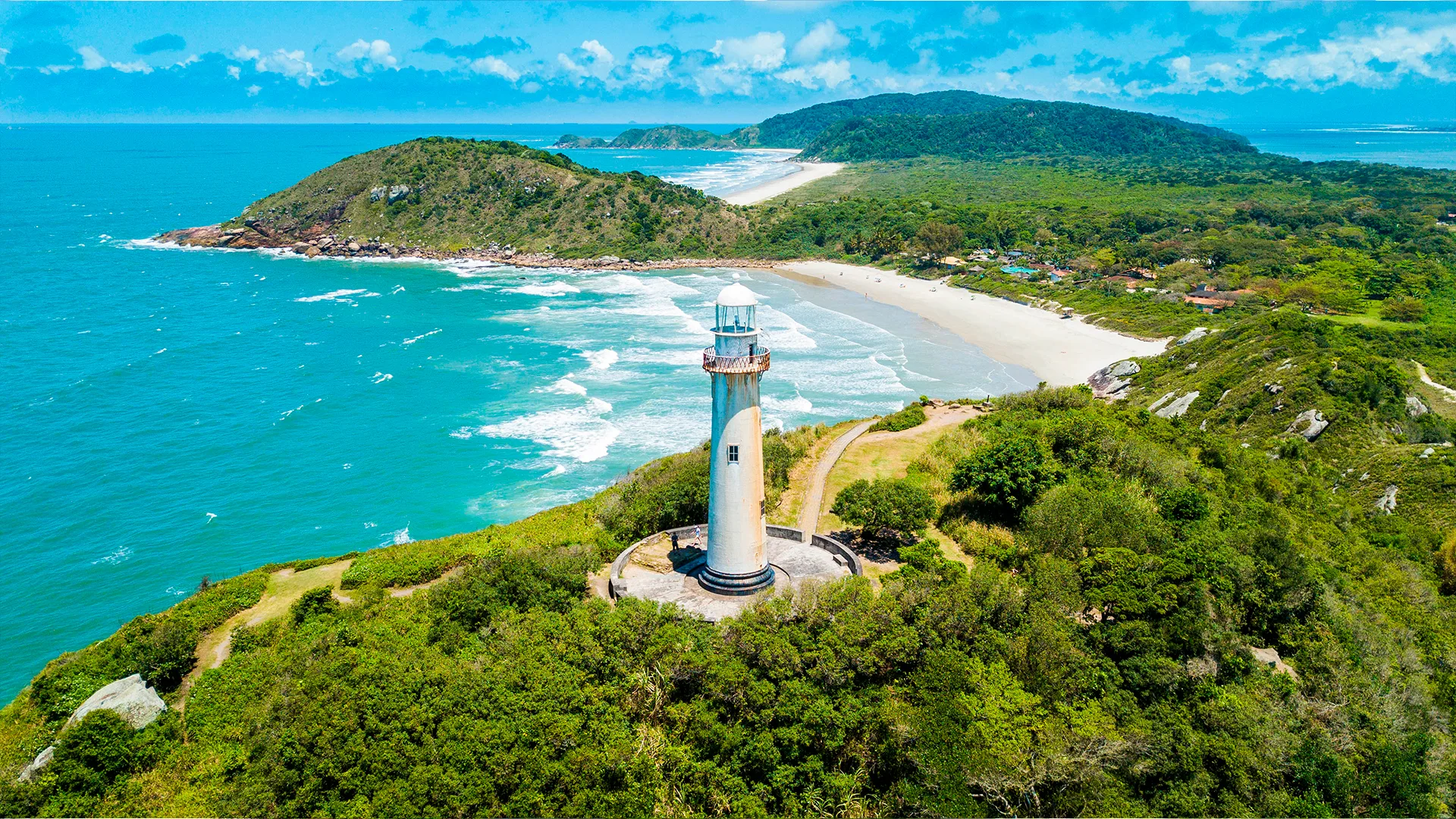 A Ilha do Mel é uma das mais conhecidas e visitadas no estado