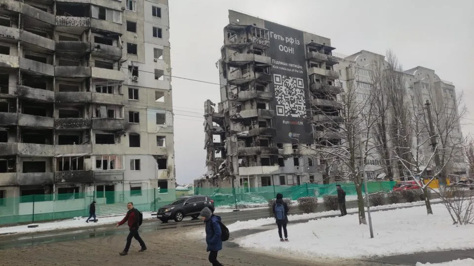 Prédio destruído por ataques russo em Borodianka, nos arredores de Kiev.