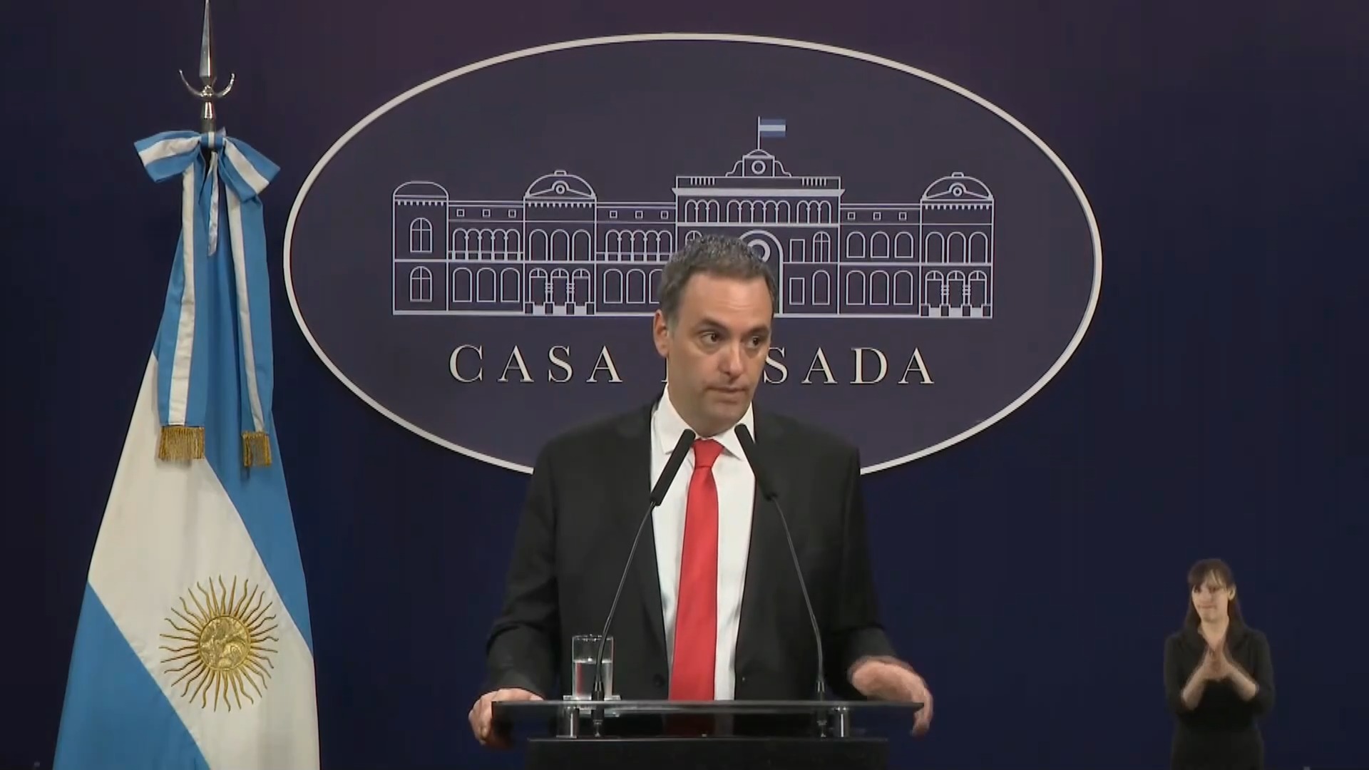 Porta-voz da presidência da Argentina, Manuel Adorni, comunica a prisão dos indivíduos suspeitos de articular plano terrorista.