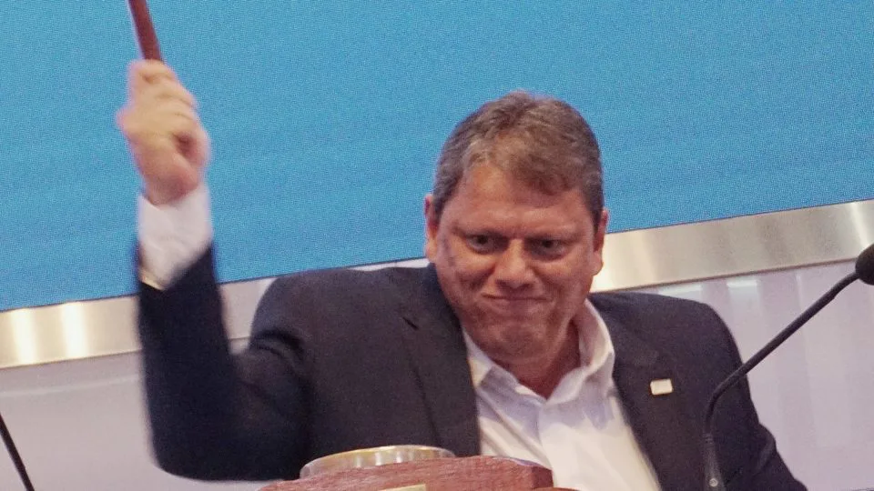 Tarcísio de Freitas, governador de São Paulo, bate o martelo em leilão da B3.