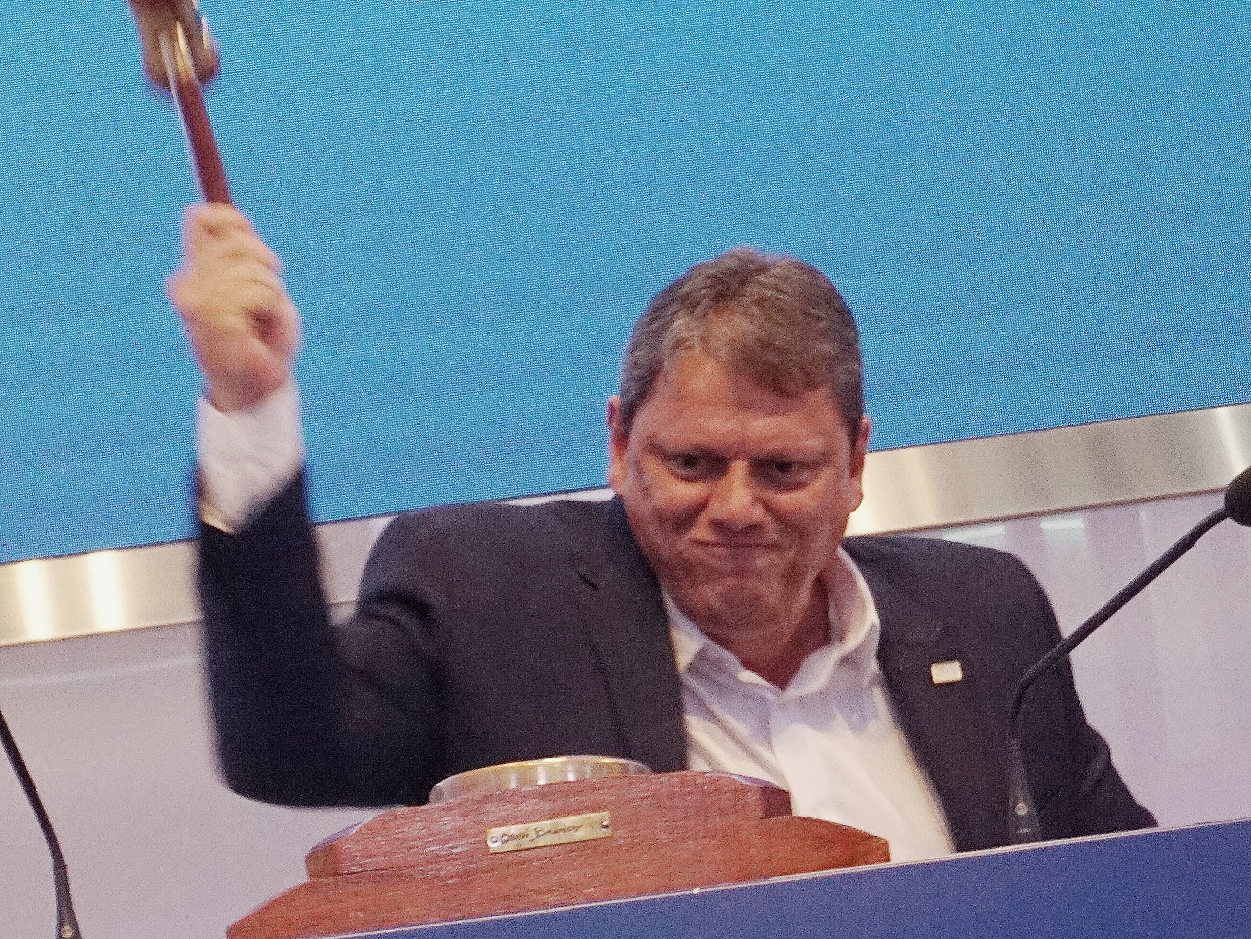 Tarcísio de Freitas, governador de São Paulo, bate o martelo em leilão da B3.