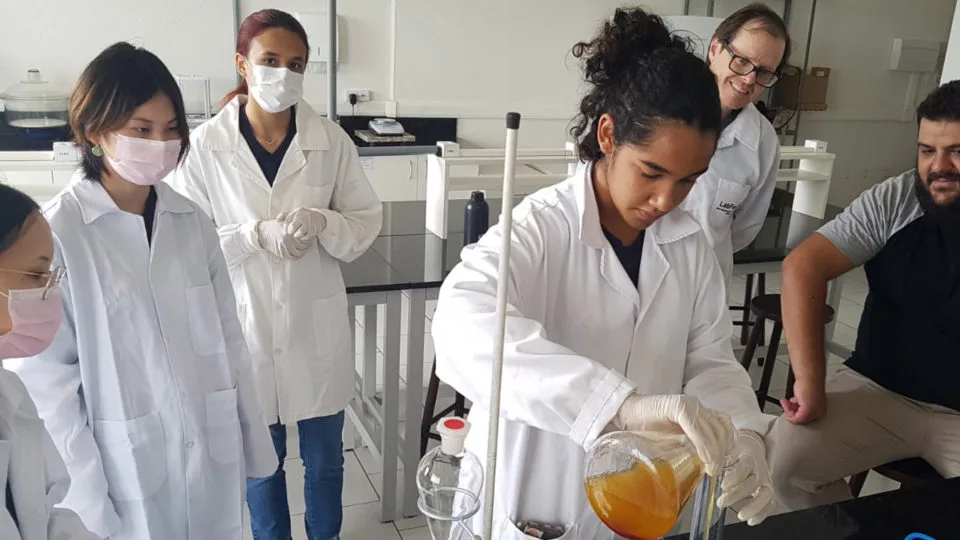 O biodiesel derivado do óleo de cozinha usado foi produzido dentro das instalações do colégio.