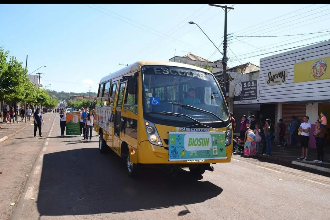 O biodiesel produzido pelas estudantes abasteceu um ônibus de transporte escolar de Assaí por uma semana.