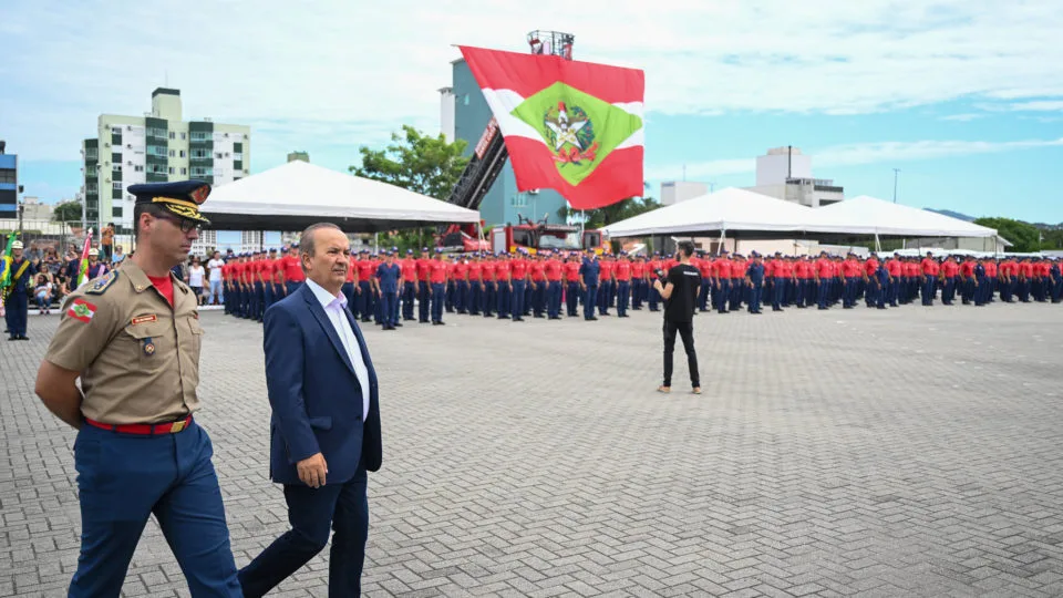 Coronel Fabiano de Souza ao lado do governador Jorginho Mello, durante formatura do curso de formação de sargentos do Corpo de Bombeiros Militar, em dezembro de 2023.